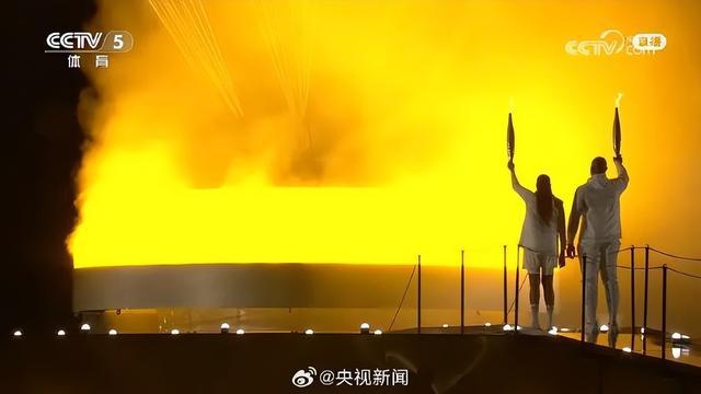 欧陆平台官方:刷屏!巴黎奥运会开幕式登场,主火炬竟飞到天上,但旗帜挂反了…小黄人偷走了《蒙娜丽莎》,贾玲也上了红毯