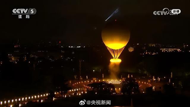 欧陆平台官方:刷屏!巴黎奥运会开幕式登场,主火炬竟飞到天上,但旗帜挂反了…小黄人偷走了《蒙娜丽莎》,贾玲也上了红毯