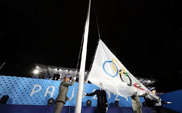 欧陆平台官方:刷屏!巴黎奥运会开幕式登场,主火炬竟飞到天上,但旗帜挂反了…小黄人偷走了《蒙娜丽莎》,贾玲也上了红毯