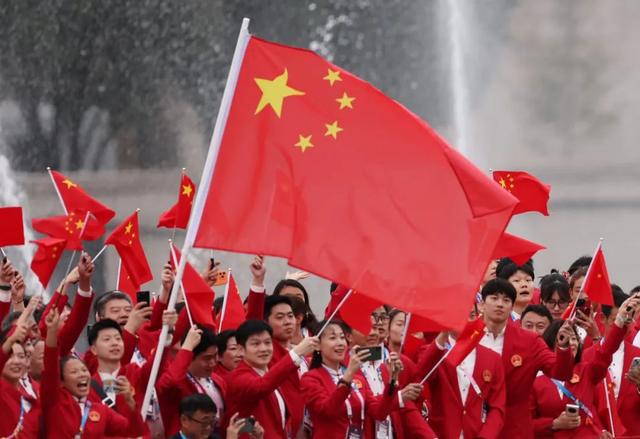 欧陆平台官方:刷屏!巴黎奥运会开幕式登场,主火炬竟飞到天上,但旗帜挂反了…小黄人偷走了《蒙娜丽莎》,贾玲也上了红毯