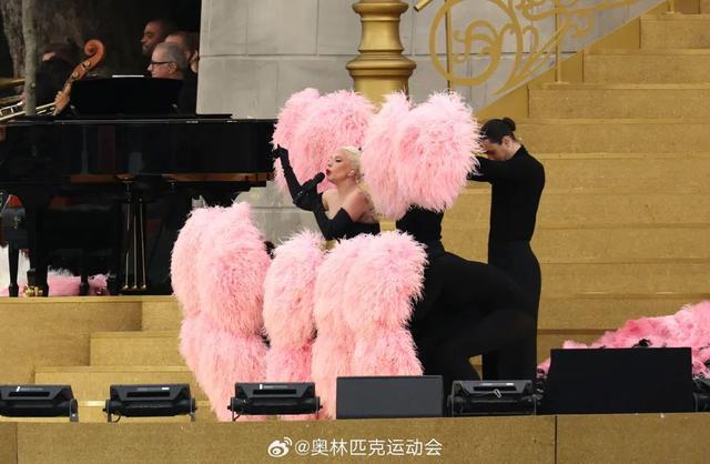 欧陆平台官方:刷屏!巴黎奥运会开幕式登场,主火炬竟飞到天上,但旗帜挂反了…小黄人偷走了《蒙娜丽莎》,贾玲也上了红毯