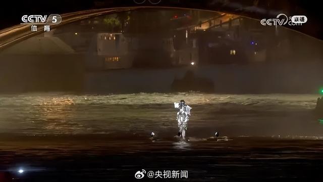 欧陆平台官方:刷屏!巴黎奥运会开幕式登场,主火炬竟飞到天上,但旗帜挂反了…小黄人偷走了《蒙娜丽莎》,贾玲也上了红毯