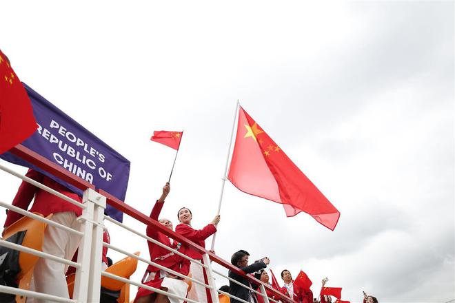 欧陆平台官方:刷屏!巴黎奥运会开幕式登场,主火炬竟飞到天上,但旗帜挂反了…小黄人偷走了《蒙娜丽莎》,贾玲也上了红毯